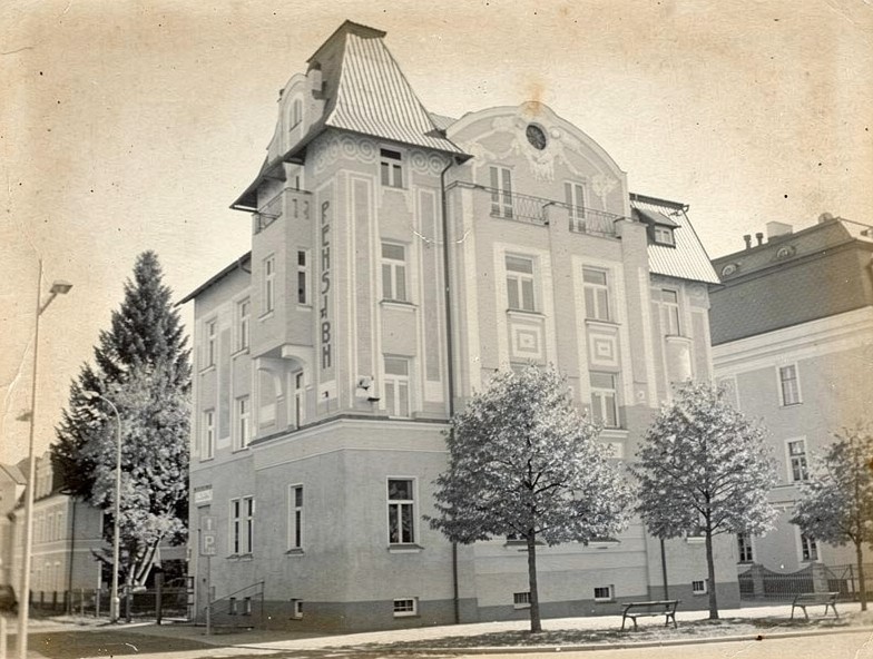Dobová černobílá ilustrace historické lázeňské vily